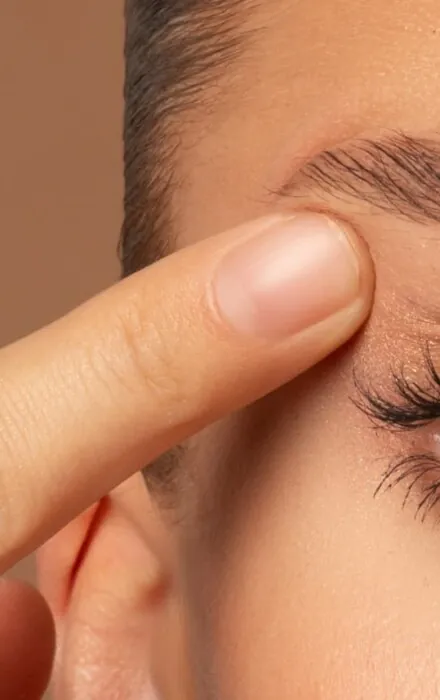 frau hand an auge